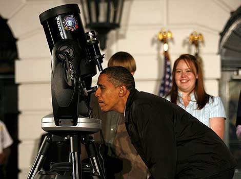 Obama mira a travs de un telescopio durante una actividad de astronoma escolar en Washington. | Efe