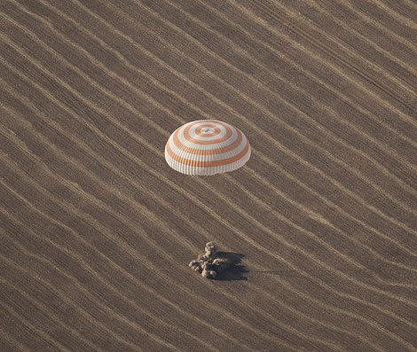 La Soyuz aterriza sin contratiempos a las en las estepas de Kazajistn. | AFP