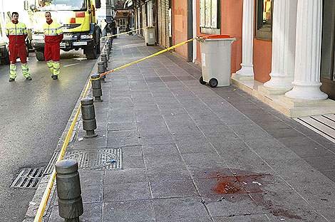 Restos de sangre tras la reyerta en el centro de Madrid. | Efe