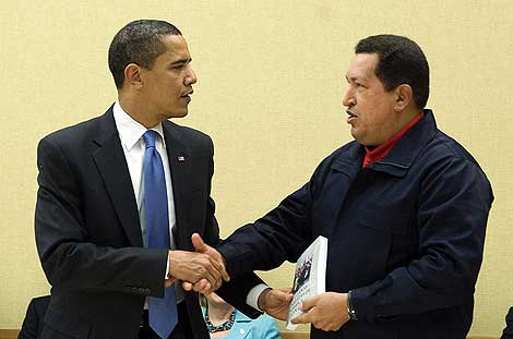 Obama y Chvez se saludan en la V Cumbre de las Amricas en Trinidad y Tobago. | AFP