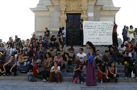 Jóvenes protestan en El Retiro contra la prohibición de tocar el timbal en la calle. | Marta Arias