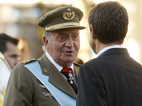 El Rey charla con Zapatero antes del desfile del Da de la Fiesta Nacional. | Efe