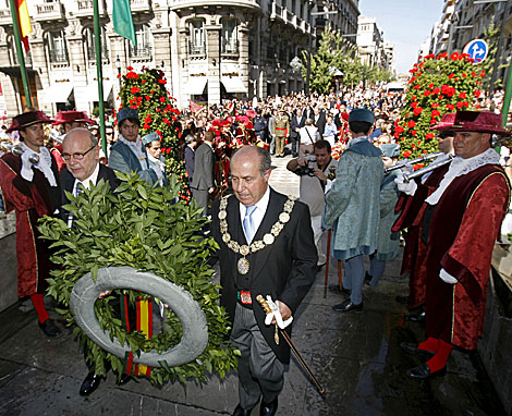 El alcalde Torres Hurtado ofrendando una corona de laurel a Isabel la Catlica. | Efe