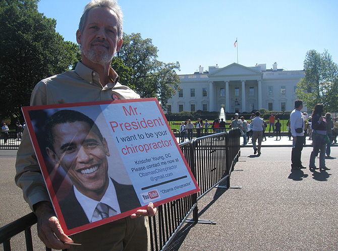 Kristofer Young y su sueo plasmado en un cartel, ante la Casa Blanca. | C. Fresneda