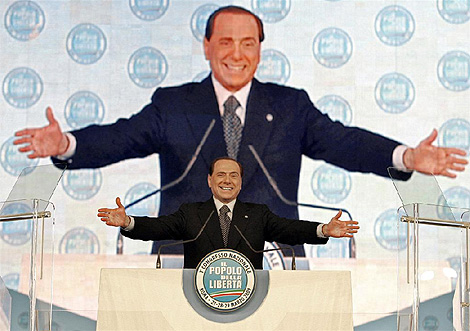 El primer ministro italiano ofrece un discurso durante el primer congreso de la coalicin Pueblo de la Libertad (PDL), en Roma. (Foto: AP)