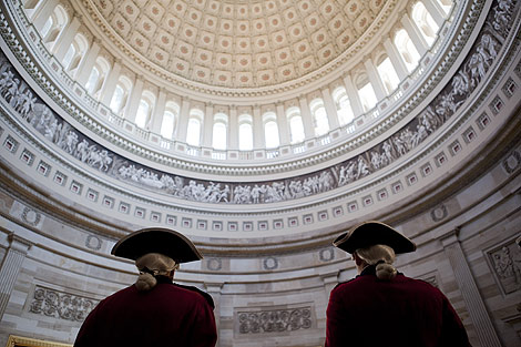 Dos guardias en el Capitolio de Washington. | AP