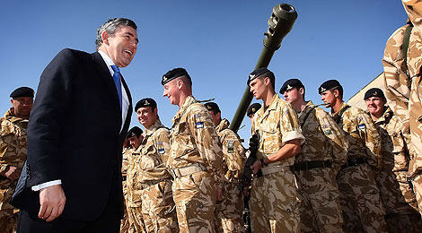 Gordon Brown visita a las tropas britnicas en Camp Bastion, en Afganistn, en 2007. | AFP