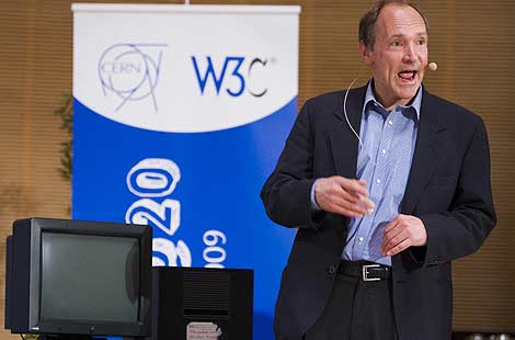 Tim Berners-Lee junto a NeXT, el primer servidor web. | Reuters