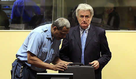 Un agente revisa el maletn de Radovan Karadzic en La Haya, en marzo. | AFP