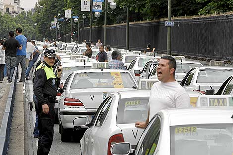 Varios taxistas durante una protesta del sector en Madrid en 2008. (Di Lolli)