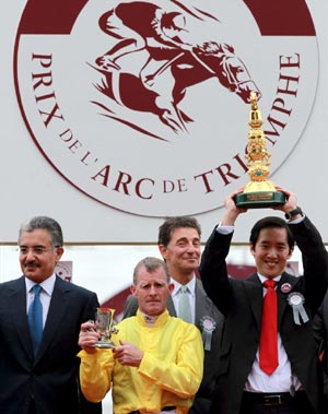 El jinete del caballo 'Sea The Stars', MJ Kinane (centro), y el propietario del animal, Christopher Tsui (derecha), celebran la victoria en el trofeo Qatar Prix de L'Arc de Triomphe (Pars).| Efe
