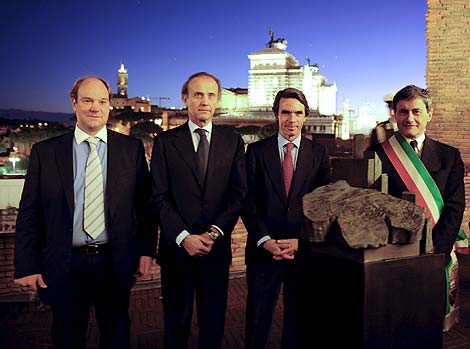 Aznar, tras la inauguracin en Roma de una exposicin del escultor espaol Gerardo Rueda. | Efe