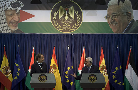 El presidente de la ANP, Abu Mazen, este jueves con Zapatero, en Ramala. | Reuters