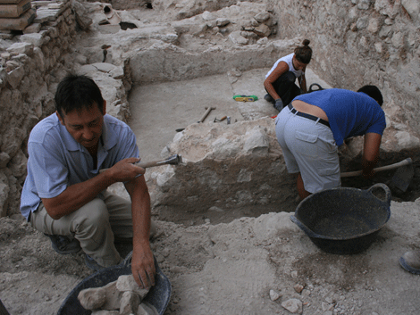 Algunos participantes trabajando en la excavacin del castillo de Doa Menca. | El Mundo