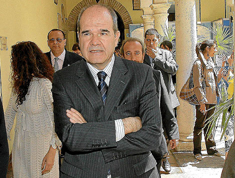El vicepresidente tercero del Gobierno y ex presidente andaluz, Manuel Chaves, de brazos cruzados. | M. Cubero