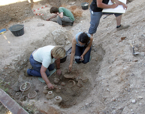 Estudiantes en las excavaciones vacceas en una foto de archivo. | Ical