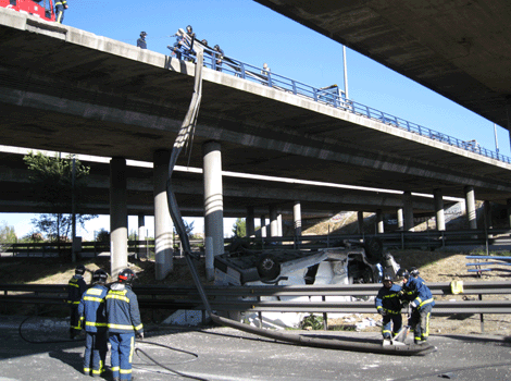 Los bomberos trabajan en la zona de la furgoneta accidentada (Emergencias Madrid)