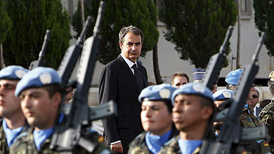 Zapatero, con las tropas en Marjayn. | Efe