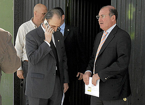 Lopera habla con el mvil, junto al abogado del club. Manuel Castao. | EM
