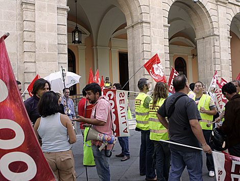 Protesta de los delegados sindicales en el Consistorio hispalense. | Jess Morn