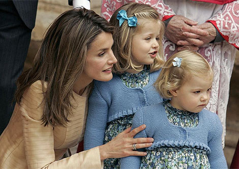 La princesa Letizia, con las infantas Leonor y Sofa, en Mallorca el pasado abril. | El Mundo