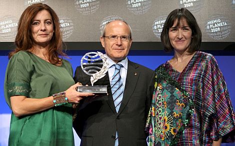 ngeles Caso, acompaada por Montilla y Gonzlez Sinde, posa con el Premio Planeta. | Efe