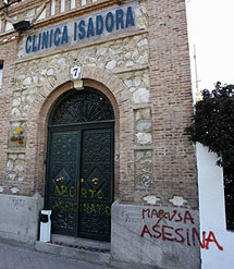 Pintadas en la fachada de la Clnica Isadora en contra del aborto en 2006. (elmundo.es)