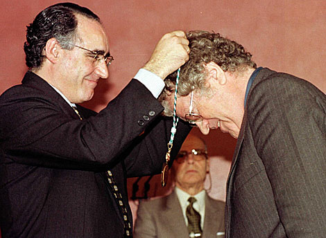 Ian Gibson recibiendo en 1998 la Medalla de Andaluca de manos del entonces presidente del Parlamento, Javier Torres Vela. | AP