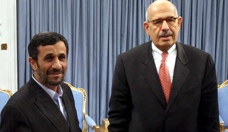 Ahmadineyad (izda) saluda al director de la OIEA, Mohamed El-Baradei en Tehern, Irn. | Efe