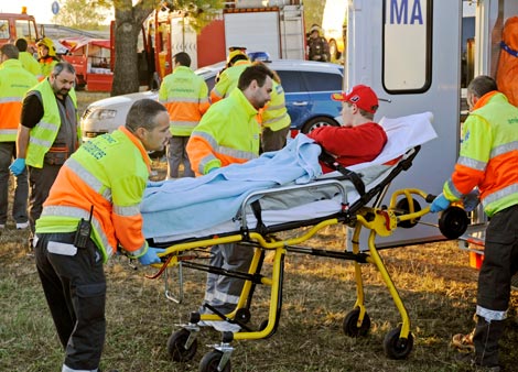Uno de los heridos es introducido en la ambulancia. | Efe