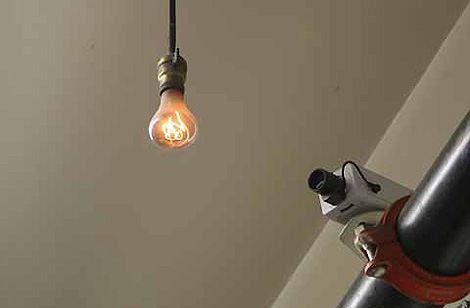 Una webcam permite contemplar en tiempo real a la 'abuela' de las bombillas. | Centennialbulb.org