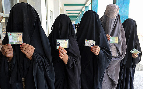 Mujeres afganas esperan su turno para votar en las presidenciales. | Afp