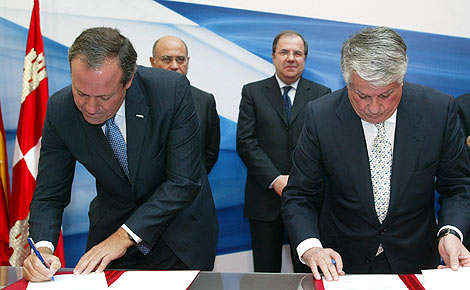 El presidente de Cecale y de Ceim firman un convenio de colaboracin en presencia de Herrera.| Ical