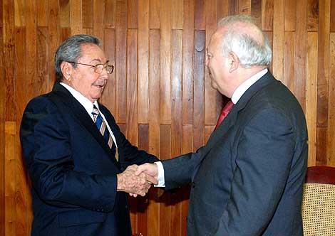 Miguel ngel Moratinos (d), saluda al presidente de Cuba, Ral Castro (i). | Afp