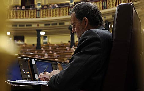 Rajoy toma notas durante la intervencin de Salgado. | Bernardo Daz