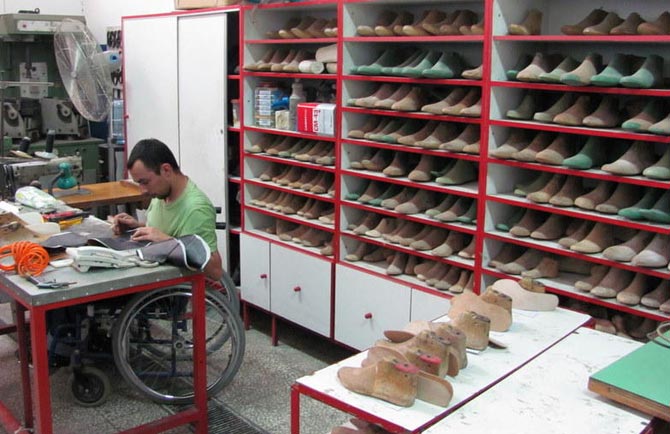 Trabajo del cuero para los zapatos en el centro de la ONG Arcenciel en Beirut.| Mnica G. Prieto