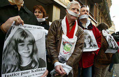 El padre de Kalinka (en el centro, de marrn) durante una protesta en 2002. | AFP
