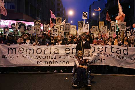 Miles de personas se manifiestan en Montevideo contra la Ley de Caducidad. | Efe