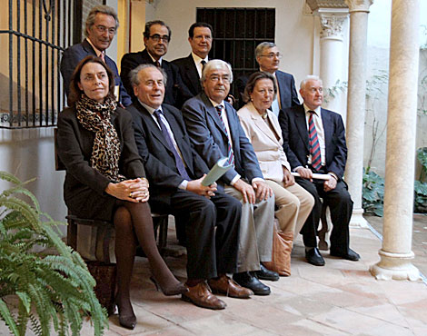Los historiadores participantes en las jornadas, en la sede de la Academia. | C. Mrquez