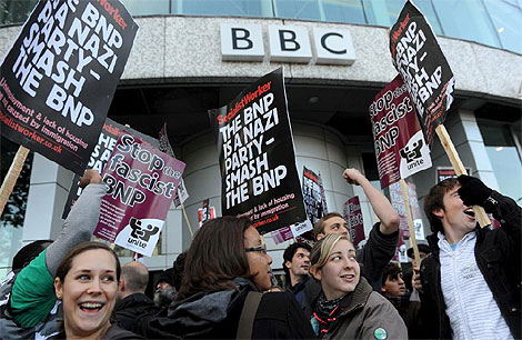 Varios manifestantes protestan a las puertas de la sede de la BBC por la presencia del poltico del BNP Nick Griffin. (Foto: Efe)