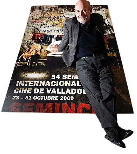 Javier Angulo posa sobre un cartel de Seminci. | Pablo Requejo