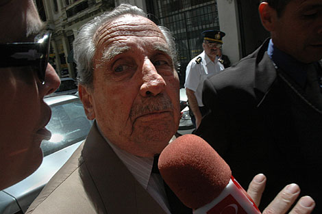 El ex dictador uruguayo a su llegada a un juzgado de Montevideo en 2007. | Efe
