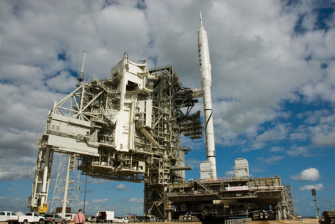 El cohete Ares I-X, en la rampa de lanzamiento de Cabo Caaveral. | AP