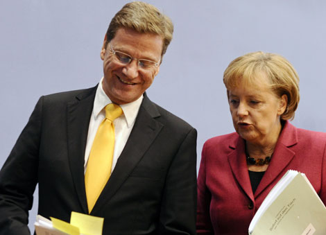 Guido Westerwelle junto a la canciller Merkel. | Afp