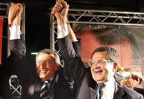 Piero Marrazzo, junto al ex primer ministro italiano Romano Prodi. | AP