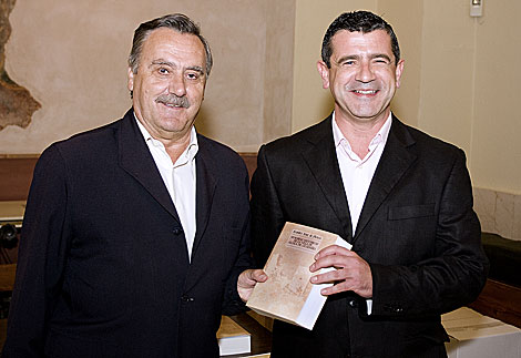 El editor, Enrique Snchez, y el historiador Marcos Fernndez, con el volumen. | L.V.A.