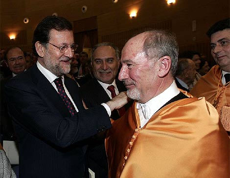 Foto de archivo de Rajoy saludando al ex ministro Rodrigo Rato. | J. Martínez