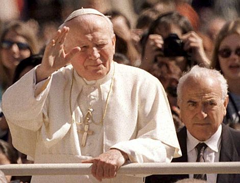Camillo Cibin (dcha.), junto al papa Juan Pablo.