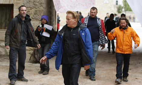 Martin Sheen camina por la calle Arco de la Villa flanqueado por algunos de sus compaeros de reparto y por su hijo -de naranja-, Emilio Estvez. | Raul Ochoa