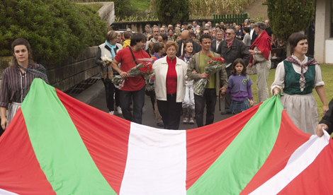 Familiares y vecinos de Zarautz acompaan a la madre de 'Txiki' al homenaje. | Justy